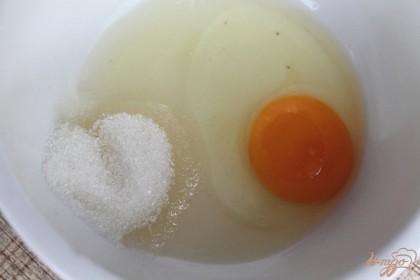 В пиалу вбиваем яйцо, добавляем сахар, соль и взбиваем до появления пены.