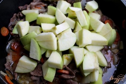 Зеленые яблоки чистим от сердцевины, режем на куски и добавляем в сковородку. Готовим еще 20-25 минут.