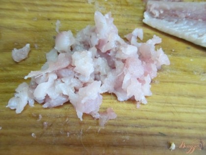 Мясо сельди которое сняли ножом нужно мелко нарезать и смешать с фаршем.