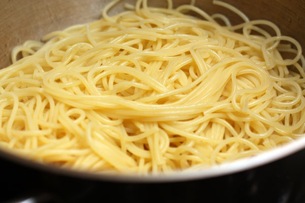 В большом количестве кипящей воды с добавлением оливкового масла сварите спагетти, откиньте и верните в кастрюлю, чтобы сохранить горячими.