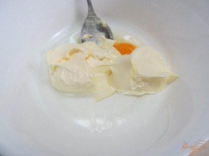 Соединить для теста - воду, одно яйцо, соль, уксус, маргарин или сливочное масло. Перемешать.