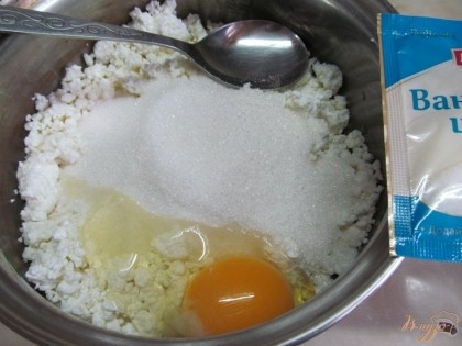Крем. В кастрюлю высыпать творог, одно яйцо, сахар и ванильный сахар.