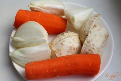 Подготовим овощи. Лук, морковь и сельдерей чистим и нарезаем крупными кусками. Далее, измельчаем овощи на мясорубке.