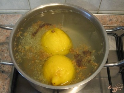 Вылить в кастрюльку сок лимона, положить половинки лимона и бросить щепотку перца. Настаивать чай под закрытой крышкой 10-15 минут.