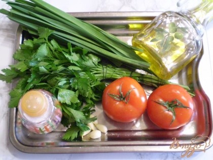 Зелень и помидоры вымойте. Для салата нужно выбрать тугие помидоры, мягкие в салат не пойдут, они просто стекут.