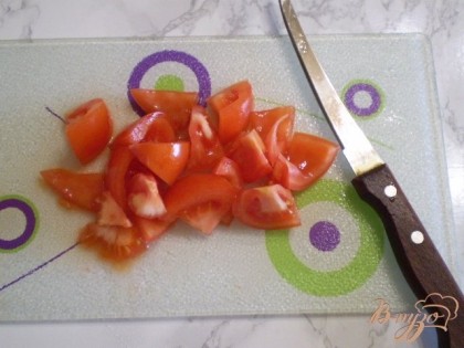 Порежьте не большими кусочками томаты.
