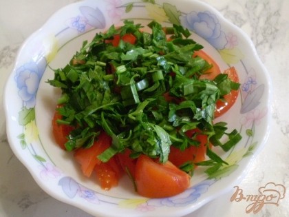 Соедините в салатнике зелень и томаты, можно добавить перца молотого черного, соли. Перемешайте, дайте минутку постоять.