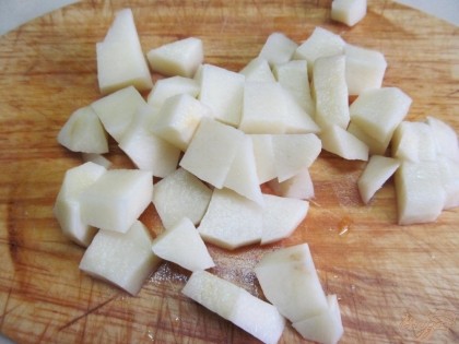 Первым забросить картофель. Он будет вариться 15 минут.