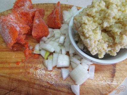 На зажарку нарезать мелко лук и натереть морковь.