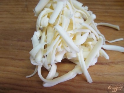 Тем временем на терке натереть сыр, нарезать укроп и чеснок.