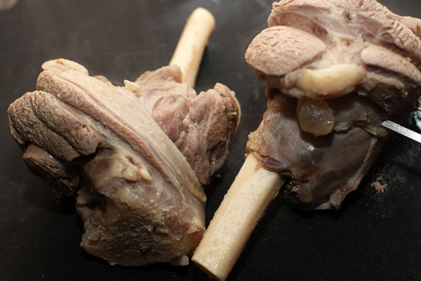 Когда мясо станет мягким и будет легко отделяться от костей, удалите кости и соединительную ткань, а мякоть нарежьте небольшими кусками и верните в суп. Добавьте растертую зиру.