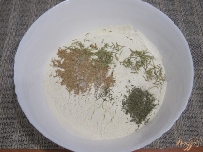 Муку просеять и добавить морскую соль, сушеный розмарин и тимьян и дрожжи.