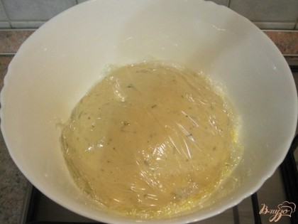 Чистую посуду смазать маслом и выложить в нее тесто. Накрыть пищевой пленкой и поставить в теплое место минимум на один час.