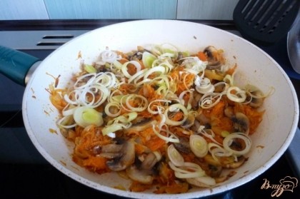 Прослойку для печеночных блинчиков я приготовила овощную.Обжарила лук,морковь,шампиньоны,лук порей(белую часть)