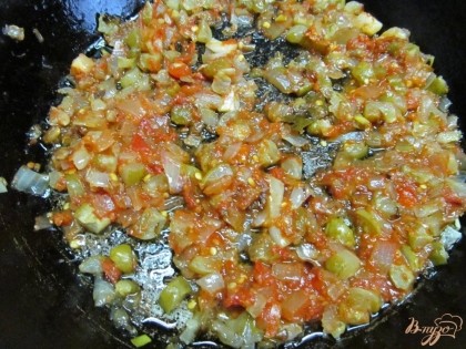 К овощам добавить томатный соус и довести до кипения. Луково-огуречная масса должна быть густой.