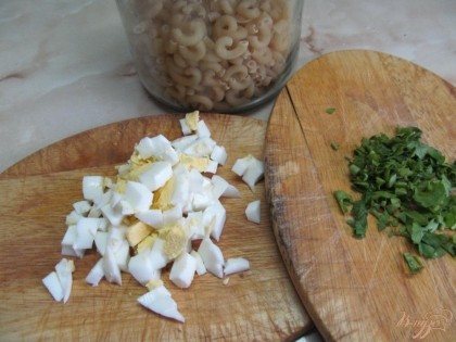 Нарезать отваренное яйцо и добавить в суп вместе с макаронами. Варить 2 минуты.
