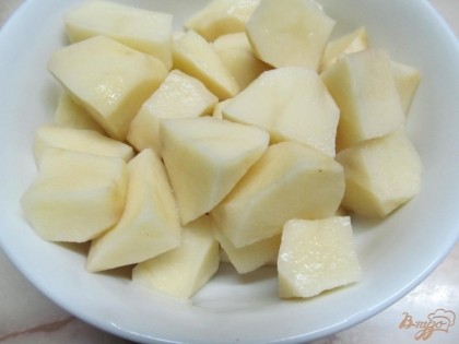 Картофель нарезать удобными кусочками и отварить почти до готовности.