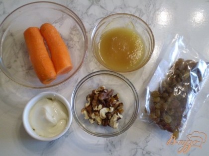 Очищаем орехи от скорлупы, моем и чистим морковь.