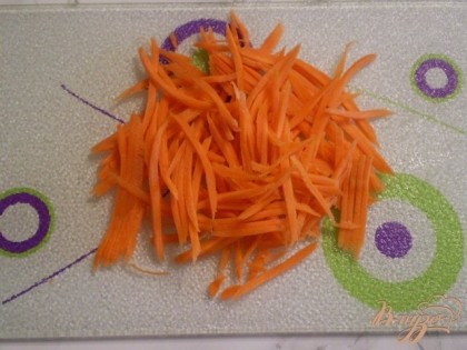 Морковь крупно режем или трем.