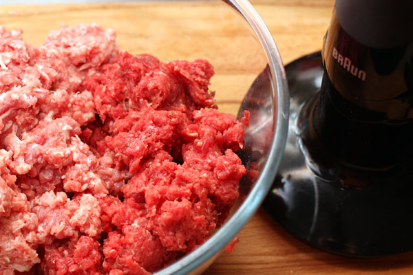 С помощью блендера или мясорубки измельчите мясо до состояния фарша.