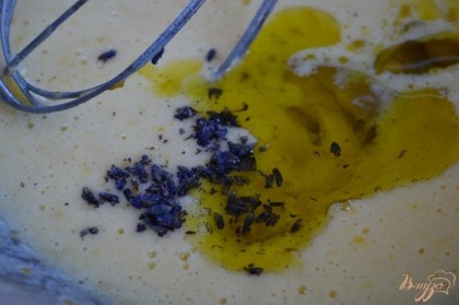 Влить оливковое масло и добавить зернышки лаванды, заранее немного раздавив пальцами.