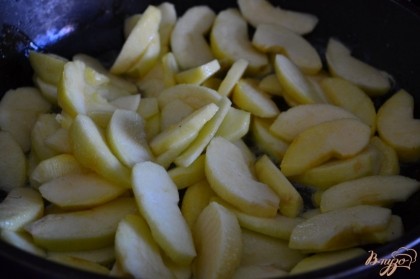Яблоки почистить от кожуры и семечек, нарезать на дольки.На сковороде растопить сливочное масло, добавить 30 гр. сахара и выложитьяблочные дольки. Накрыть крышкой.