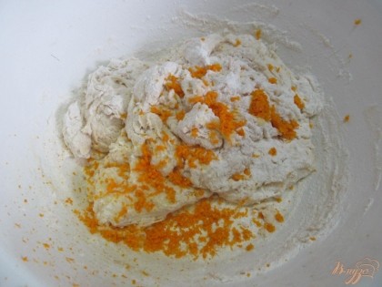 Когда опара пошла пузырьками, добавим цедру одного апельсина и муку. Замесить тесто.