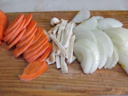 Морковь, лук и сельдерей нарезать крупно и жарить до мягкости.