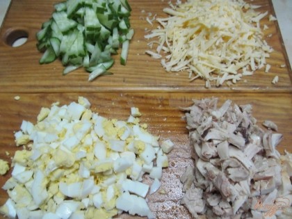 Куриное мясо нарезать кубиком, огурец соломкой, а сыр натереть на терку.