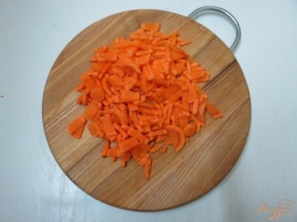 Нарезаем мелкими брусочками морковь.