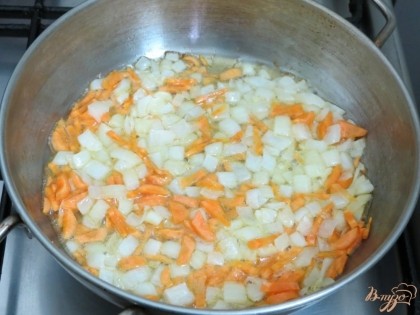 Лук и морковь отправляем пассероваться. В конце пассерования добавьте муку и продолжайте пассеровать ещё 2 минуты.