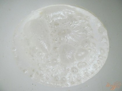 Поставить опару. В половину стакана молока (теплого) высыпать дрожжи, ложку сахара, и две ложки муки. Перемешать до гладкости и поставить в теплое место. Через минут 30 появятся пузырьки.