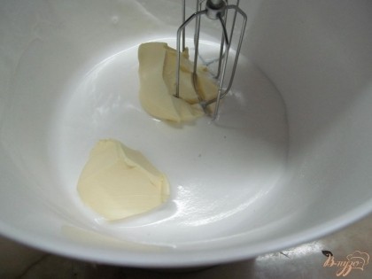 Пока опара поднимается, приготовим другую часть теста. В миксере взбить оставшееся теплое молоко с ложкой сахара и яйцом. Потом добавить сливочное масло и перебить.