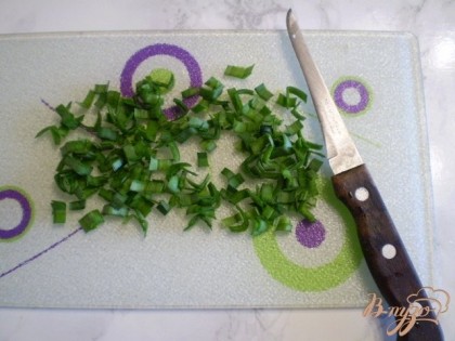 Зеленые молодые листья чеснока очень богаты витаминами, поэтому обязательно их добавляем в салат.