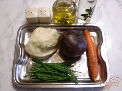 Вымойте тщательно все овощи перед готовкой. Снимите кожуру со свеклы и моркови.
