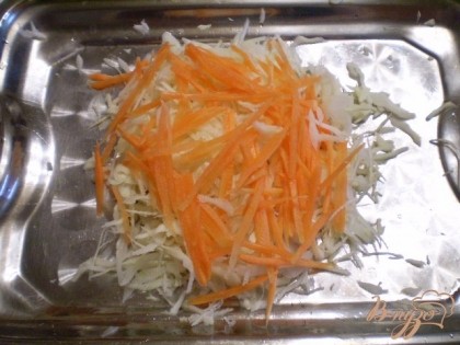 Морковь натрите на терке для овощей по-корейски, чтобы она красивее смотрелась в салате.
