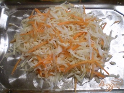 Перемешайте капусту с морковью. Добавьте щепотку салата, перца, соли.