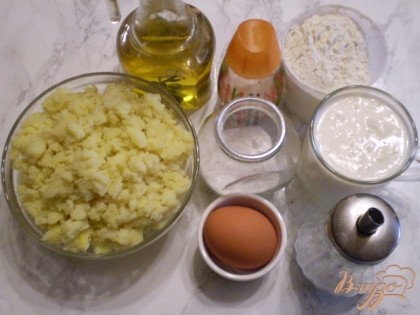 Картошку заранее приготовила, как на вареники или жареные пирожки.