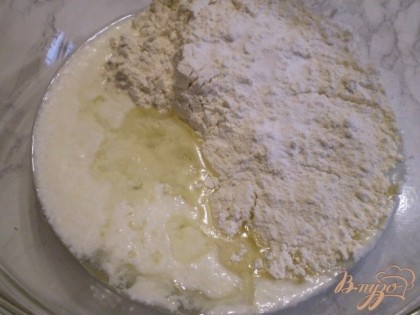 Займемся тестом: смешиваем кефир с яйцом, сахаром, солью, маслом и после постепенно добавляем муку.