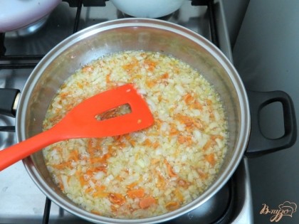 Лук и морковь пассеруем на трёх ложках растительного масла.