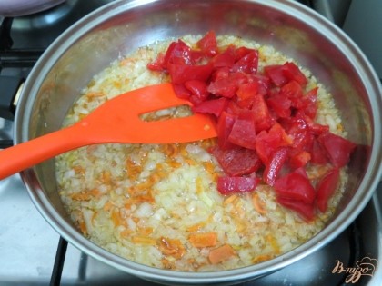 К луку и моркови добавляем красный сладкий перец порезав его на небольшие кусочки. Жарим вместе.