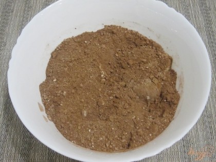 Какао-порошок и сухое молоко отдельно смешать в миске.