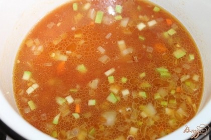 Переложить овощи в кастрюлю и добавить томатный сок, воду и специи по вкусу. Варить до полного приготовления. В конце добавить рубленный укроп.