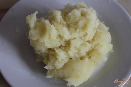 Отварное картофельное пюре перебить с сливочным маслом.