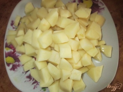 Картофель нарезать небольшими кубиками.В кастрюлю налить воду (2-2,5литра), поместить в нее нарезанный  картофель и варить 10-15 минут. Затем добавить к ним обжаренное филе. Варить 10 минут.