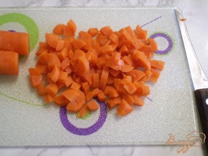 Тонкую морковь можно порезать кружочками. Более толстую кубиками.