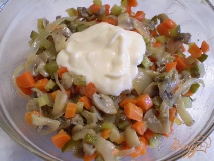 В салатник нужно сложить порезанные овощи и жаренные шампиньоны, добавить майонез, можно зелень мелко рубленную, соль, специи.