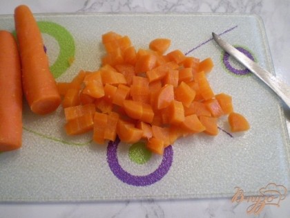 Морковь вареную кубиками.