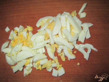Сварить яйца, порезать соломкой и добавить в редису