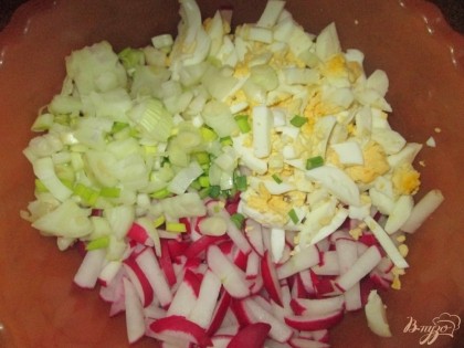 Мелко порубить лук добавить в салат. Слегка посолить.